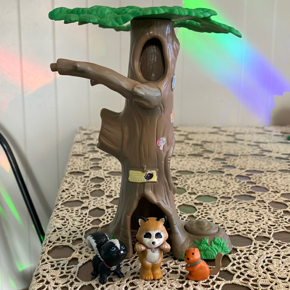 Littlest Pet Shop Treehouse Playset with Skunk, Raccoon and Squirrel